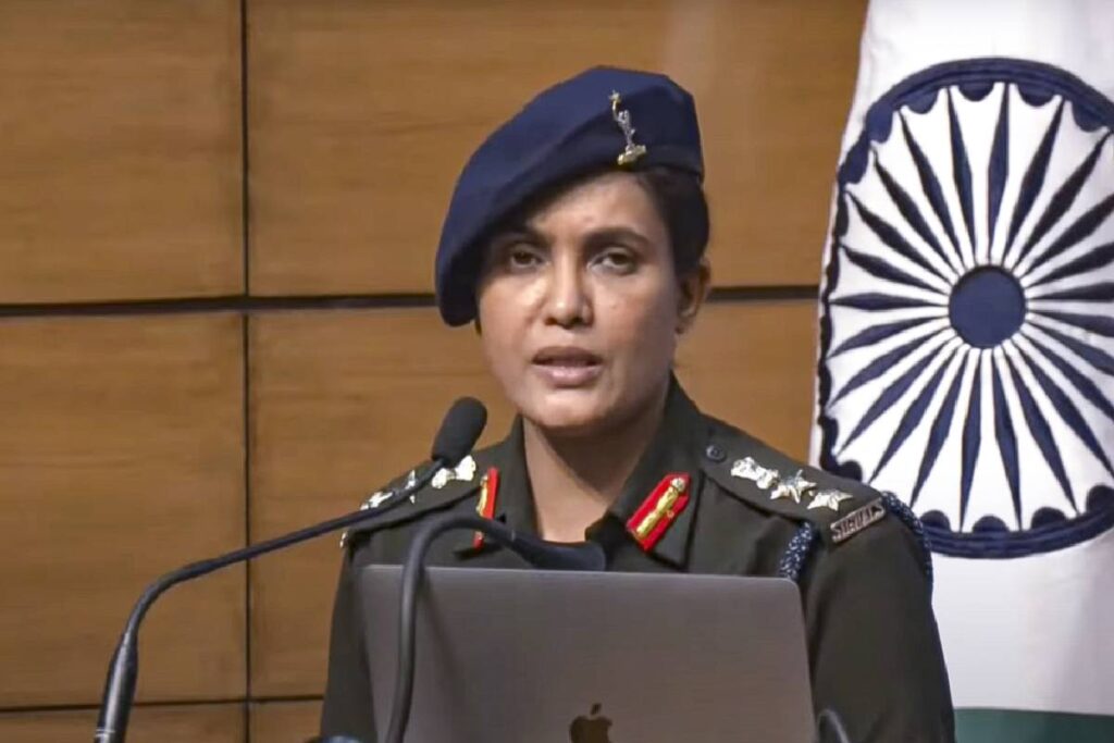 अन्य मान्यताएँ (Other Recognitions) पूर्वोत्तर भारत में बाढ़ राहत अभियानों के दौरान संचार प्रबंधन में उत्कृष्टता के लिए उन्हें Signal Officer-in-Chief (SO-in-C) से प्रशंसा मिली। उन्हें सेना के भीतर उच्च नेतृत्व क्षमता और रणनीतिक कौशल के लिए जाना जाता है। कर्नल सोफिया कुरैशी का धर्म (Religion) कर्नल सोफिया कुरैशी का धर्म इस्लाम (मुस्लिम) है। (कर्नल कुरैशी मुस्लिम समुदाय से आती हैं, लेकिन उनकी देशभक्ति और समर्पण धर्म से ऊपर उठकर भारत सेवा का उदाहरण है।) निष्कर्ष (Conclusion) कर्नल सोफिया कुरैशी भारतीय सेना की उन साहसी महिलाओं में से हैं जिन्होंने भारत को गर्व करने का अवसर दिया है। चाहे आतंकवाद के खिलाफ कार्रवाई हो, या अंतरराष्ट्रीय स्तर पर शांति अभियानों में भागीदारी, उनका योगदान प्रेरणादायक है। कर्नल सोफिया कुरैशी आज हर युवा भारतीय के लिए प्रेरणा स्रोत हैं, जो देश सेवा का सपना देखते हैं।